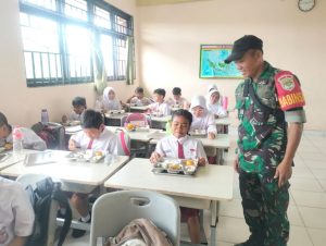 Babinsa Koramil Duren Sawit Kawal Distribusi MBG