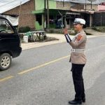 Srikandi Polantas Toba Berikan Pelayanan Prima Bagi Masyarakat di Gatur Pagi Hari