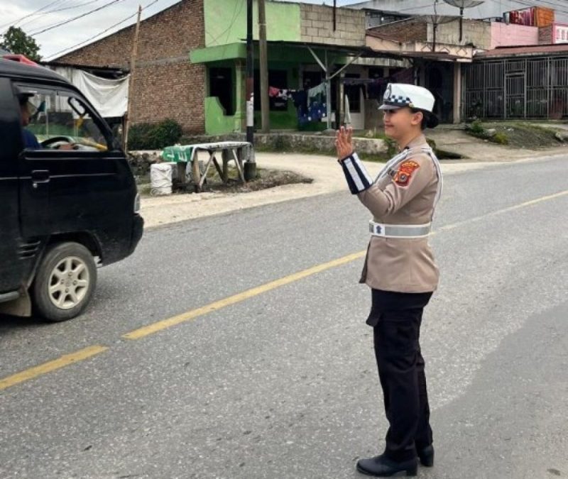 Srikandi Polantas Toba Berikan Pelayanan Prima Bagi Masyarakat di Gatur Pagi Hari