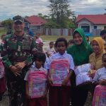 Dandim 1715/Yahukimo Serahkan Bantuan KASAD Tas dan Seragam Sekolah kepada Anak Sekolah di Dekai Yahukimo