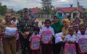 Dandim 1715/Yahukimo Serahkan Bantuan KASAD Tas dan Seragam Sekolah kepada Anak Sekolah di Dekai Yahukimo