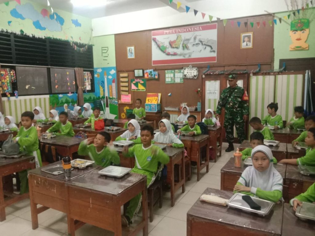 Serentak 5955 Porsi Makanan Bergizi di Distribusikan Ke 13 Sekolah Wil. Koramil 03/ Pasar Rebo