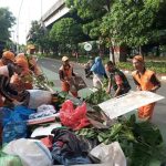 Babinsa Kelurahan Pisangan Timur Melaksanakan Karya Bhakti Membersihkan Sampah
