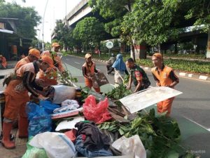 Babinsa Kelurahan Pisangan Timur Melaksanakan Karya Bhakti Membersihkan Sampah