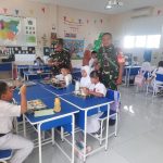 Babinsa Halim Perdanakusuma Bersama BGN Distribusikan MBG