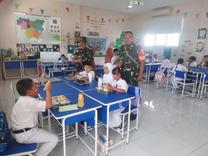Babinsa Halim Perdanakusuma Bersama BGN Distribusikan MBG