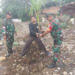 Babinsa Kramat Jati Membersihkan Sampah Dilanjutkan Penanaman Pohon