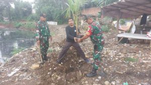 Babinsa Kramat Jati Membersihkan Sampah Dilanjutkan Penanaman Pohon