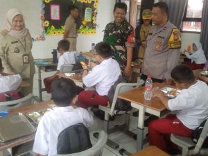 Babinsa Koramil 04/Pulo Gadung Kawal Distribusi MBG Ke Sekolah