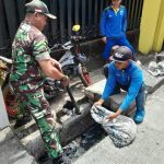 Babinsa Koramil 07/Kemayoran Bersama Sudin Tata Air Lakukan Pembersihan Selokan dan Pengerukan Lumpur