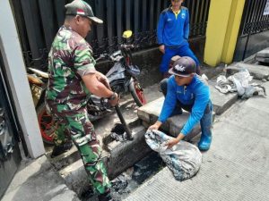 Babinsa Koramil 07/Kemayoran Bersama Sudin Tata Air Lakukan Pembersihan Selokan dan Pengerukan Lumpur