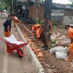 Babinsa Cakung Bantu Petugas PPSU Membuat Pembatas Jalan