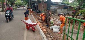 Babinsa Cakung Bantu Petugas PPSU Membuat Pembatas Jalan
