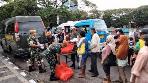 Prajurit Batalyon Arhanud 6/BAY Gelar Kegiatan Jum’at Berbagi di Tanjung Priuk untuk Tingkatkan Kepedulian Sosial