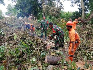 Sinergi Babinsa Cipayung Bersama Petugas PPSU