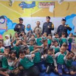 Brimob Polda Metro Jaya Bagikan Makanan Bergizi Gratis untuk Anak Jalanan di Karet