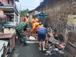 Aksi Bersih-Bersih Kolaborasi Babinsa Bersama Warga Untuk Menjaga Kenyamanan dan Keindahan Lingkungan