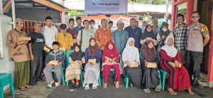 Santunan Anak Yatim dan Duafa oleh Bhabinkamtibmas Kampung Rawa, Ketua RW 07 dan LSM Masyarakat Perkotaan
