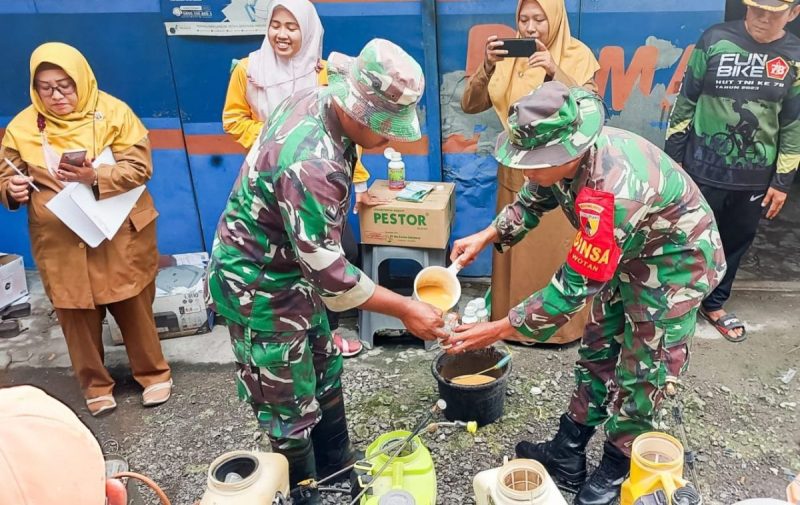 Dukung Ketahanan Pangan, Kelompok Tani Wotan, Babinsa Koramil Sumberrejo Bojonegoro dan Korluh gelar Gerdal Hama Padi