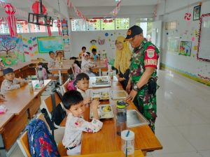 Distribusi MBG, Oleh Babinsa Koramil Duren Sawit Yayasan Pleton Cafe Buaran
