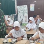 Babinsa Kawal 5524 Porsi MBG Di Distribusikan Ke 19 Sekolah Wil. Koramil 03/ Pasar Rebo, Ciracas