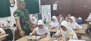 Babinsa Kawal 5524 Porsi MBG Di Distribusikan Ke 19 Sekolah Wil. Koramil 03/ Pasar Rebo, Ciracas