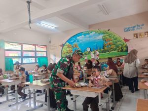 Pengawasan Distribusi MBG, Oleh Babinsa Koramil Duren Sawit, Dapur Khusus Yayasan Pleton Cafe Buaran