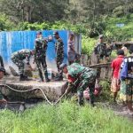 Babinsa Koramil 1715-03/Kurima Bantu Warga Kampung Polimo dalam Kegiatan Kebersihan dan Perbaikan Saluran Air