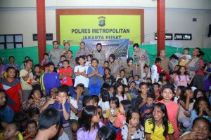 Polri Dirikan Dapur Lapangan dan Gelar Trauma Healing untuk Korban Kebakaran di Kebon Kosong