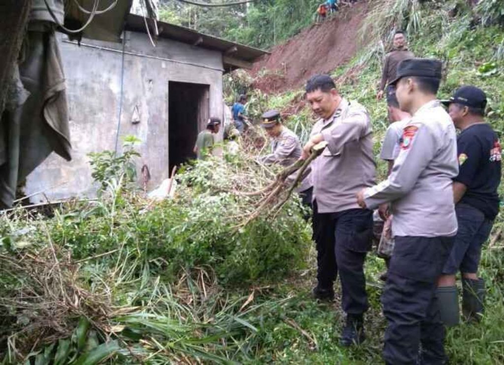 Polsek Kandangan Kerja Bakti Bersihkan Material Longsor Bersama Warga Mlancu