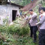 Polsek Kandangan Kerja Bakti Bersihkan Material Longsor Bersama Warga Mlancu