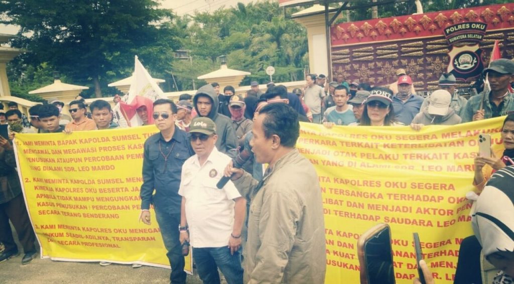 LSM dan Jurnalis OKU Gelar Aksi Demo di Mapolres OKU, Ada Apa ?
