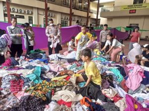 Polres Metro Jakarta Pusat Bagikan Pakaian dan Bantu Warga yang Sakit Pasca Kebakaran di Kebon Kosong