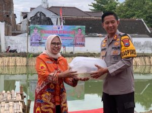 Dukung Program Ketahanan Pangan, Pemkab dan Polres Bojonegoro Tabur 10.000 Benih Ikan di Kolam