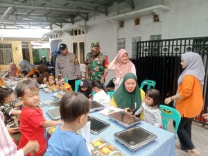 Distribusikan 6.037 Porsi Ke 24 Sekolah Wil. Koramil 03/ Pasar Rebo, Ciracas Oleh Babinsa Bersama Dapur Khusus