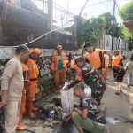 Babinsa Pulo Gadung : Marilah Kita Sama-Sama Menjaga Kebersihan dan Keindahan Lingkungan Kita