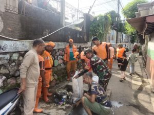 Babinsa Pulo Gadung : Marilah Kita Sama-Sama Menjaga Kebersihan dan Keindahan Lingkungan Kita