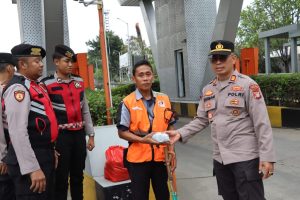 Berbagi Kebahagiaan, Kasatbinmas Bagikan Makanan Siap Santap