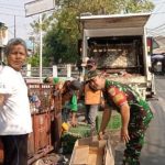Babinsa Cakung Bersihkan Tumpukan Sampah di Pinggir Jalan