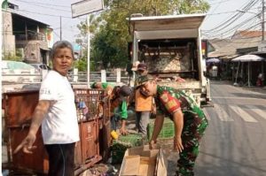 Babinsa Cakung Bersihkan Tumpukan Sampah di Pinggir Jalan