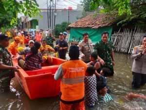 Evakuasi Lansia dan Peninjauan Pengungsian oleh Dandim 0502/JU dan Forkopimko Jakarta Utara