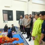 Kapolres Metro Jakarta Utara Tinjau dan Evakuasi Korban Banjir di Semper Barat, Cilincing