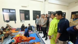 Kapolres Metro Jakarta Utara Tinjau dan Evakuasi Korban Banjir di Semper Barat, Cilincing