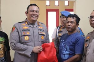Kapolres Berikan Bantuan Sembako untuk Warga Terdampak Banjir