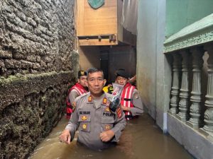 Banjir di Kebon Pala, Polda Metro Jaya Terjunkan Tim Patroli Siaga