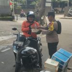 Bhabinkamtibmas Gondangdia Bagikan Nasi Kotak untuk Pejuang Nafkah Di Jalanan