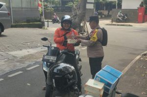 Bhabinkamtibmas Gondangdia Bagikan Nasi Kotak untuk Pejuang Nafkah Di Jalanan