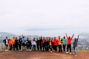 Haiking Perbukitan Balige Berujung di Puncak Sibodiala