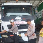 Kanitlantas Bagikan Snack dan Air Mineral kepada Sopir, Saat Antrian Panjang