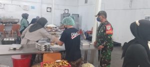 Bersama Dapur Khusus Babinsa Koramil 03/Pasar Rebo Distribusikan MBG 6.112 Porsi Ke 23 Sekolah